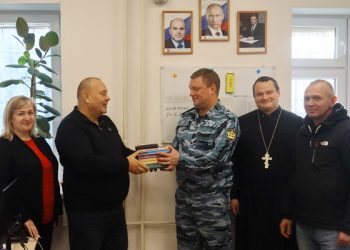 Представители ОНК Республики Крым передали более 1300 книг в библиотеку СИЗО-2