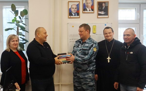 Представители ОНК Республики Крым передали более 1300 книг в библиотеку СИЗО-2