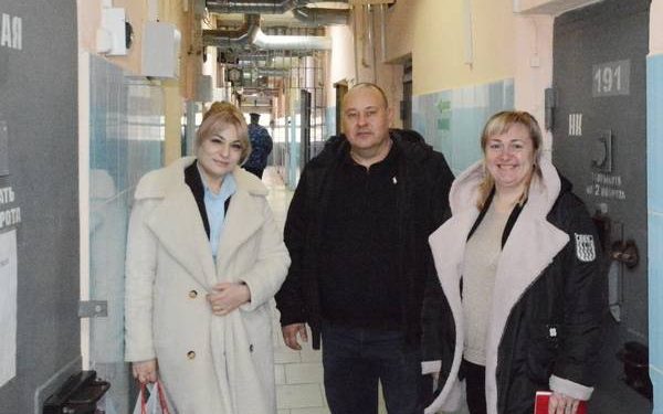 В СИЗО-1 для осужденных-женщин организовали мастер-класс по основам макияжа